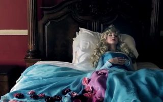 Sleeping Beauty – Traci Hines (OFFICIAL VIDEO)