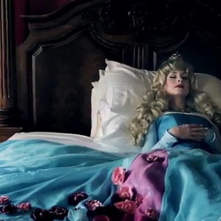 Sleeping Beauty – Traci Hines (OFFICIAL VIDEO)